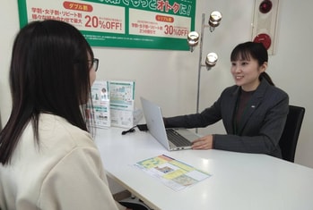 エイブル泉中央店の接客写真