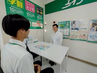エイブル泉中央店の接客写真