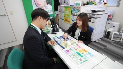 エイブル海田店の接客写真