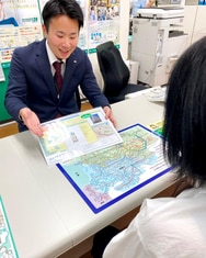 エイブル関内店の接客写真