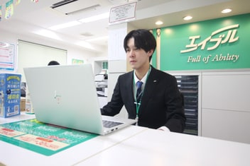 エイブル秦野店の接客写真