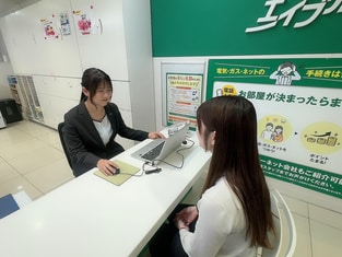 エイブル瓢箪山店の接客写真