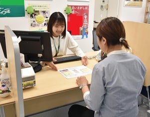 エイブルネットワーク谷山店の接客写真