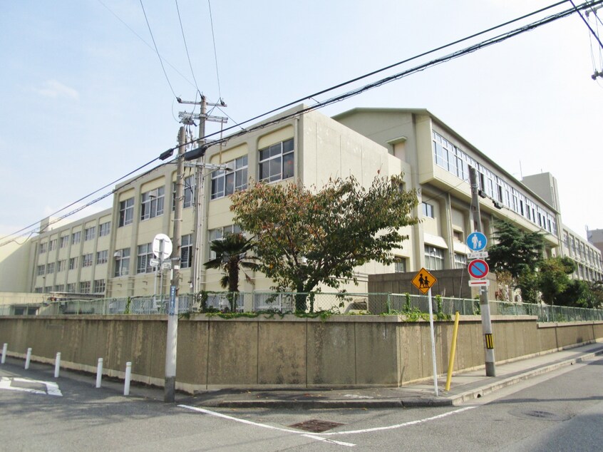 鷹取中学校(中学校/中等教育学校)まで1308m パロス月見山ノースヒル