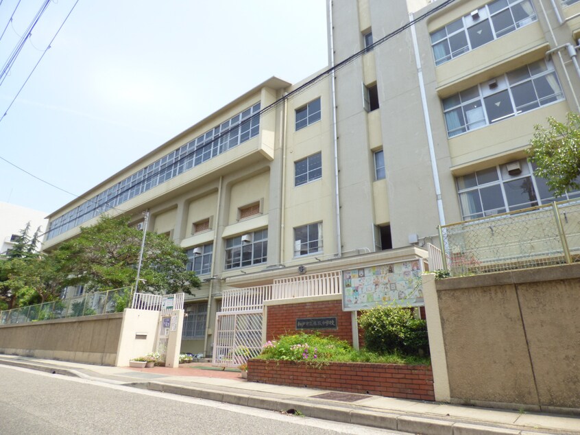 鷹取中学校(中学校/中等教育学校)まで1647m 須磨天神ハイツ