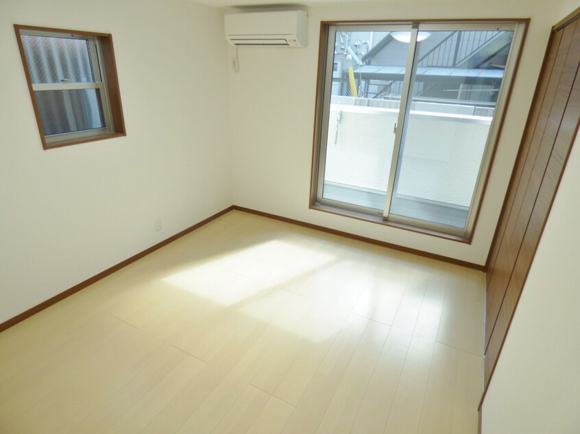 ２面採光の明るい洋室 ラ・ルーチェ須磨本町