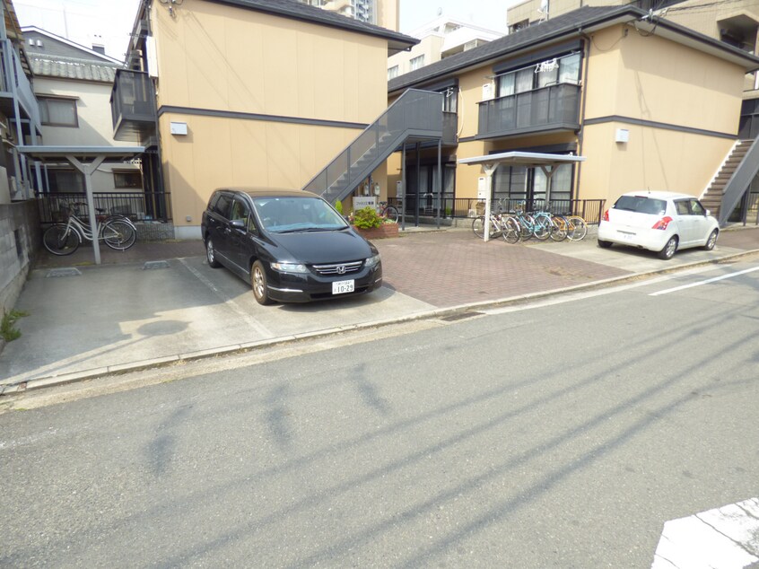 敷地内駐車場 ファミリエ磯馴