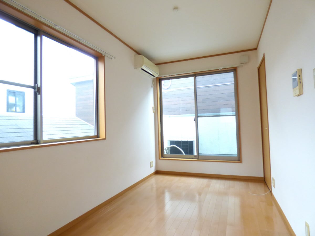 角部屋で２面採光の明るい洋室 コートフジ