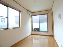 角部屋で２面採光の明るい洋室
