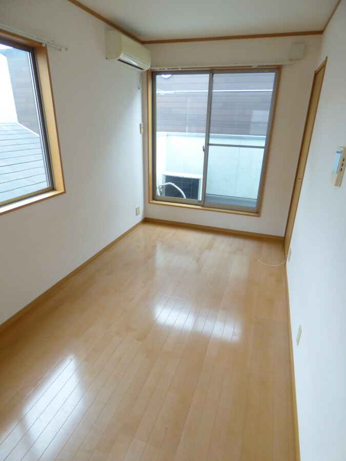 角部屋で２面採光の明るい洋室 コートフジ