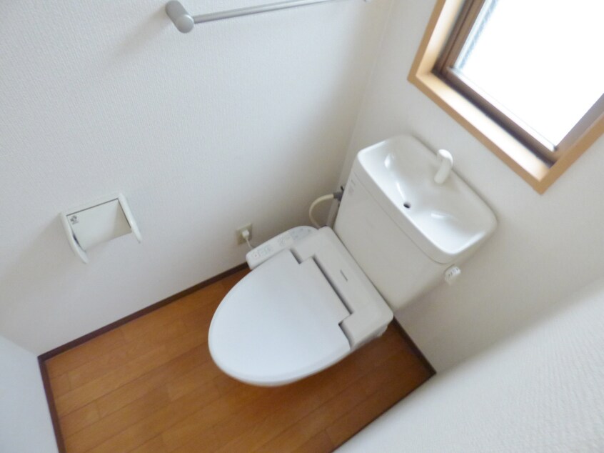 窓付のウォシュレット付トイレ エトワール寺田