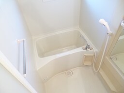 窓付のキレイな浴室
