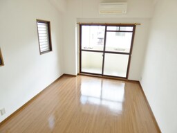 ２面採光の明るい洋室