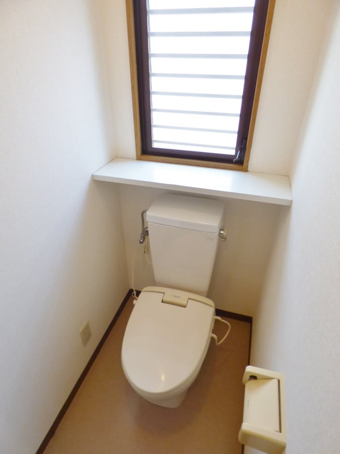 窓付の清潔感のあるトイレ コルザ