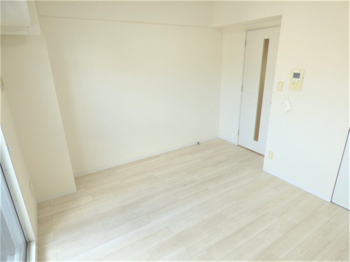 白を基調とした明るいフローリング メインステージ須磨