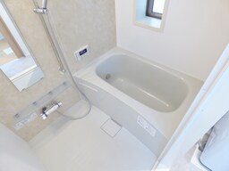 窓付のキレイな浴室