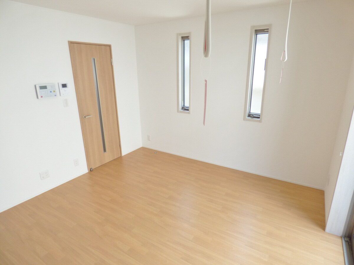 角部屋で小窓があり明るい洋室 コスタデ須磨浦