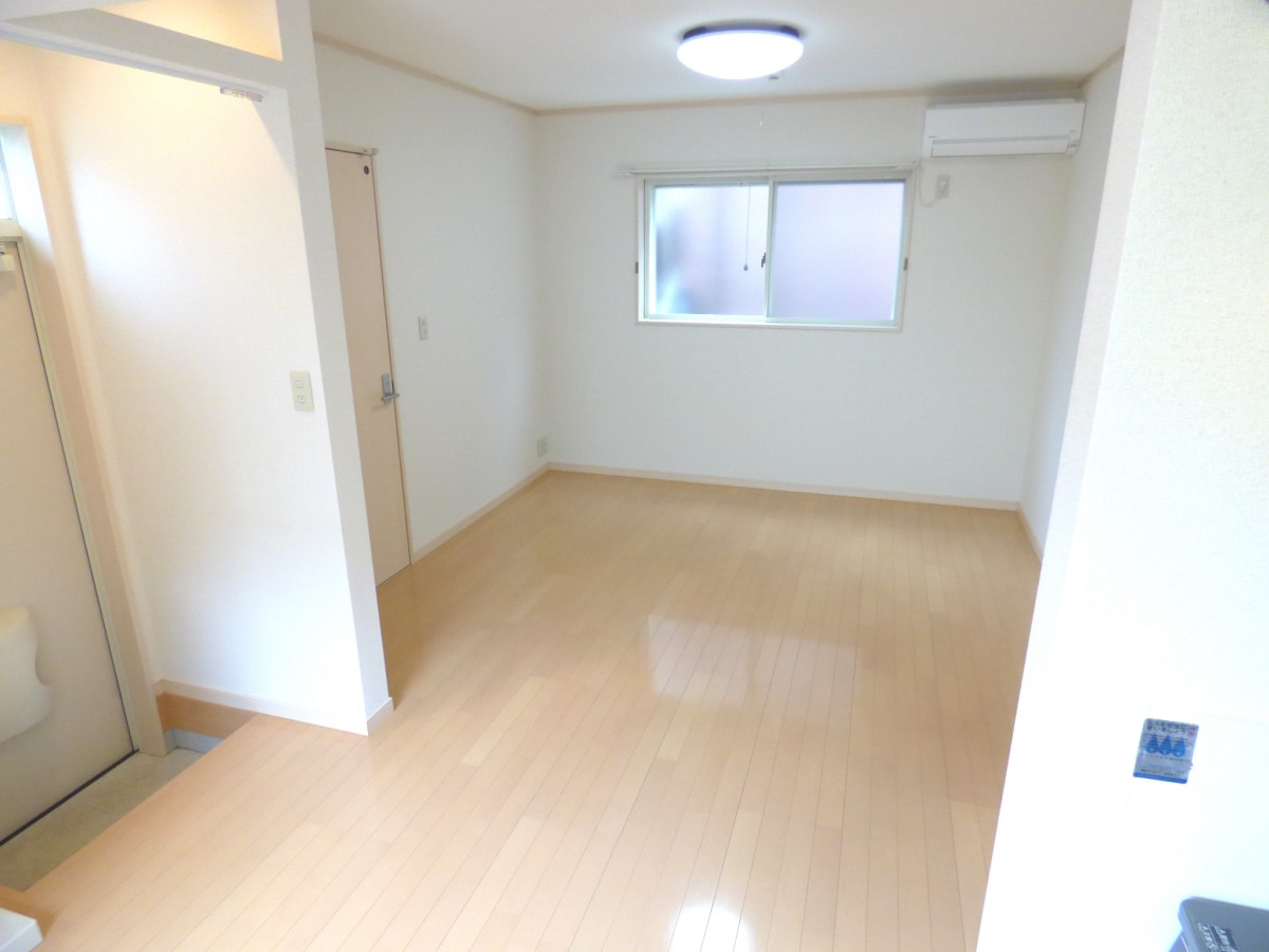 ８帖の広々とした洋室 ルネ月見山