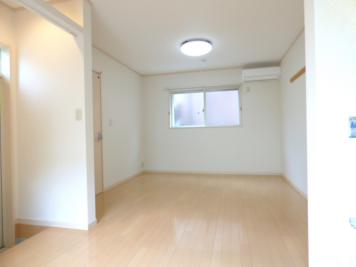 ８帖の広々とした洋室 ルネ月見山