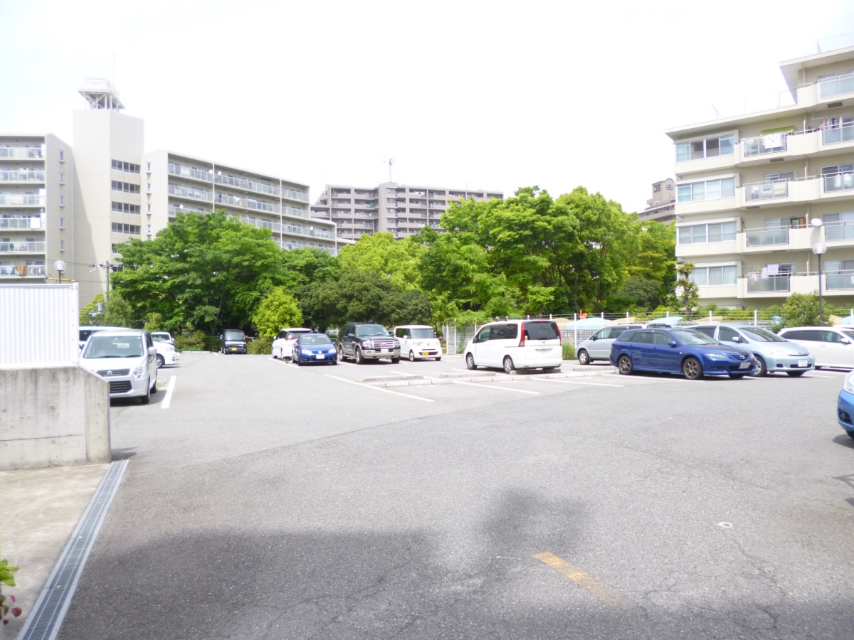 敷地内駐車場完備 フォーラム城ヶ岡参番館