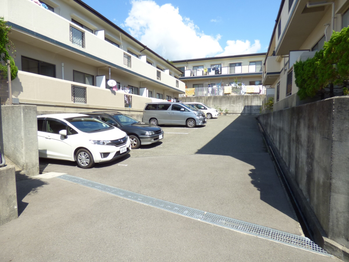 敷地内駐車場完備 ビラ名谷Ｂ棟