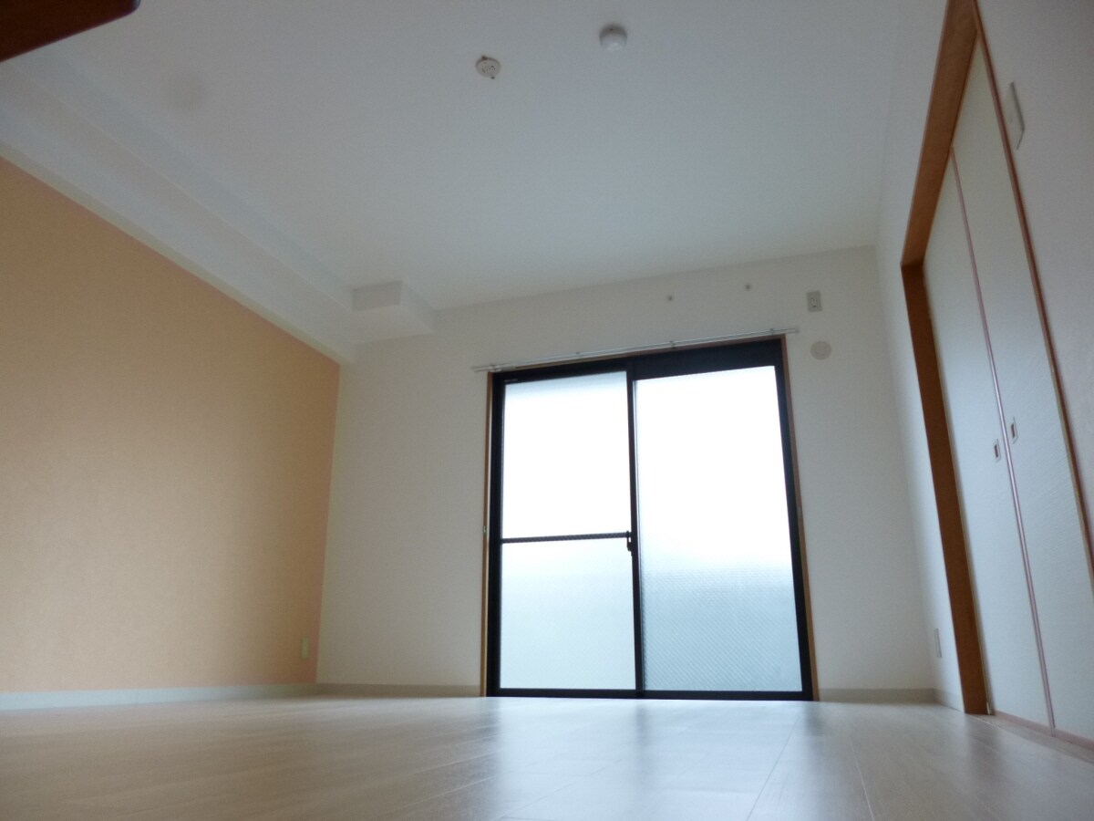 アクセントクロスがオシャレなリビング１０帖 ホップス須磨