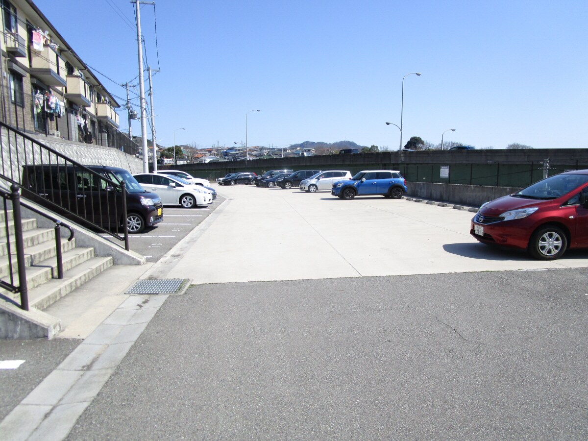 敷地内広々とした駐車場完備 ガーデンコート車Ａ棟