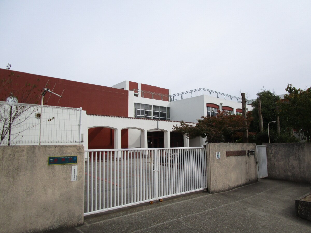 若草小学校(小学校)まで798m ガーデンコート車Ａ棟