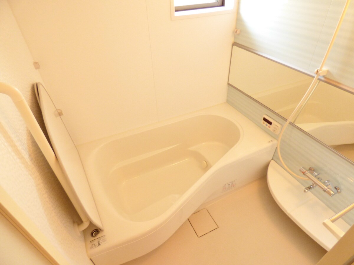 １坪タイプの広々とした浴室 ガーデンコート車Ａ棟