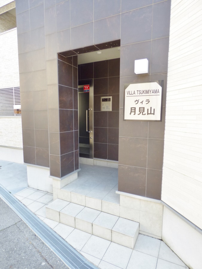 キレイなエントランス ヴィラ月見山