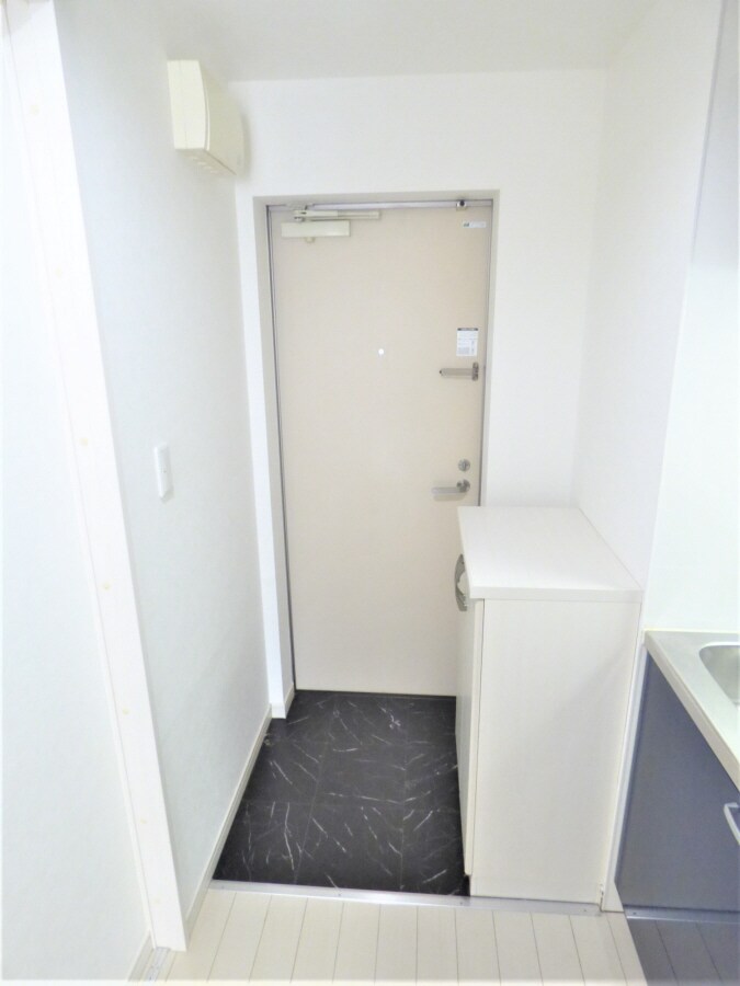 大理石風のオシャレな玄関 ヴィラ月見山