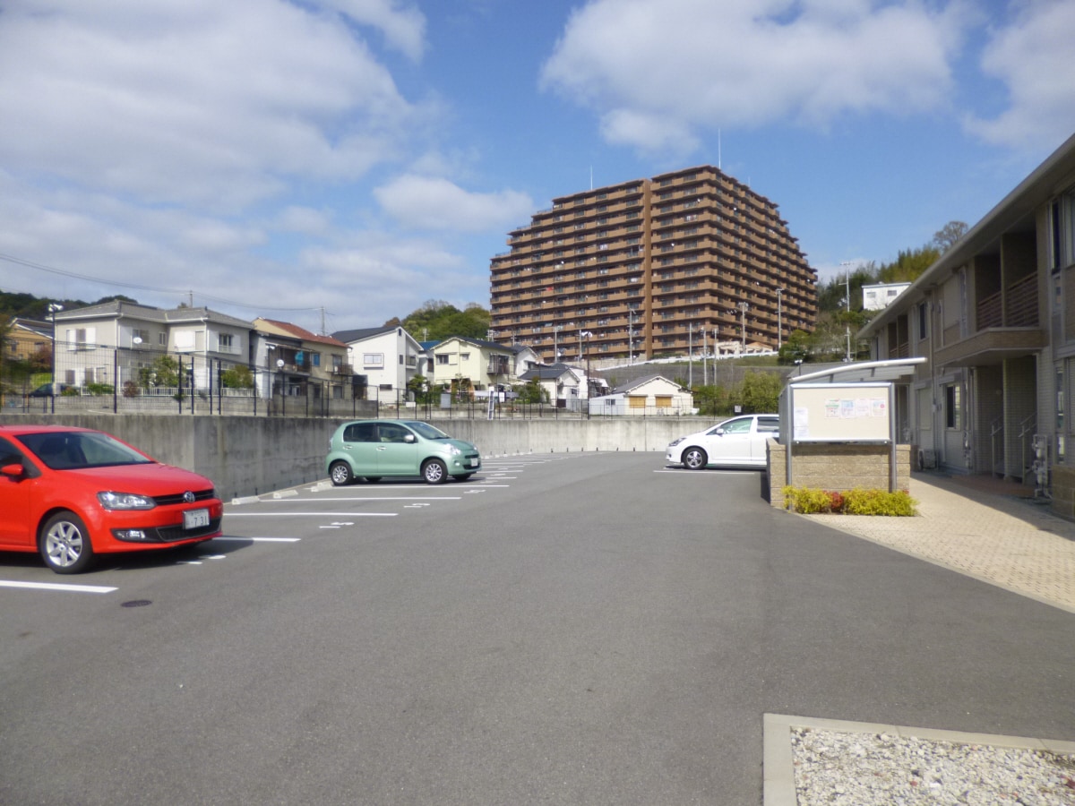 広々とした駐車場で２台目も確保 ファミーユコート