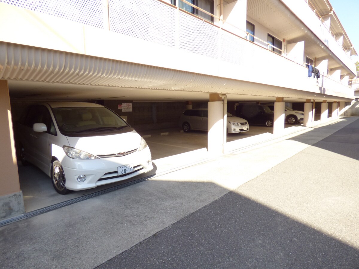 敷地内屋根付駐車場完備 エクレール衣掛