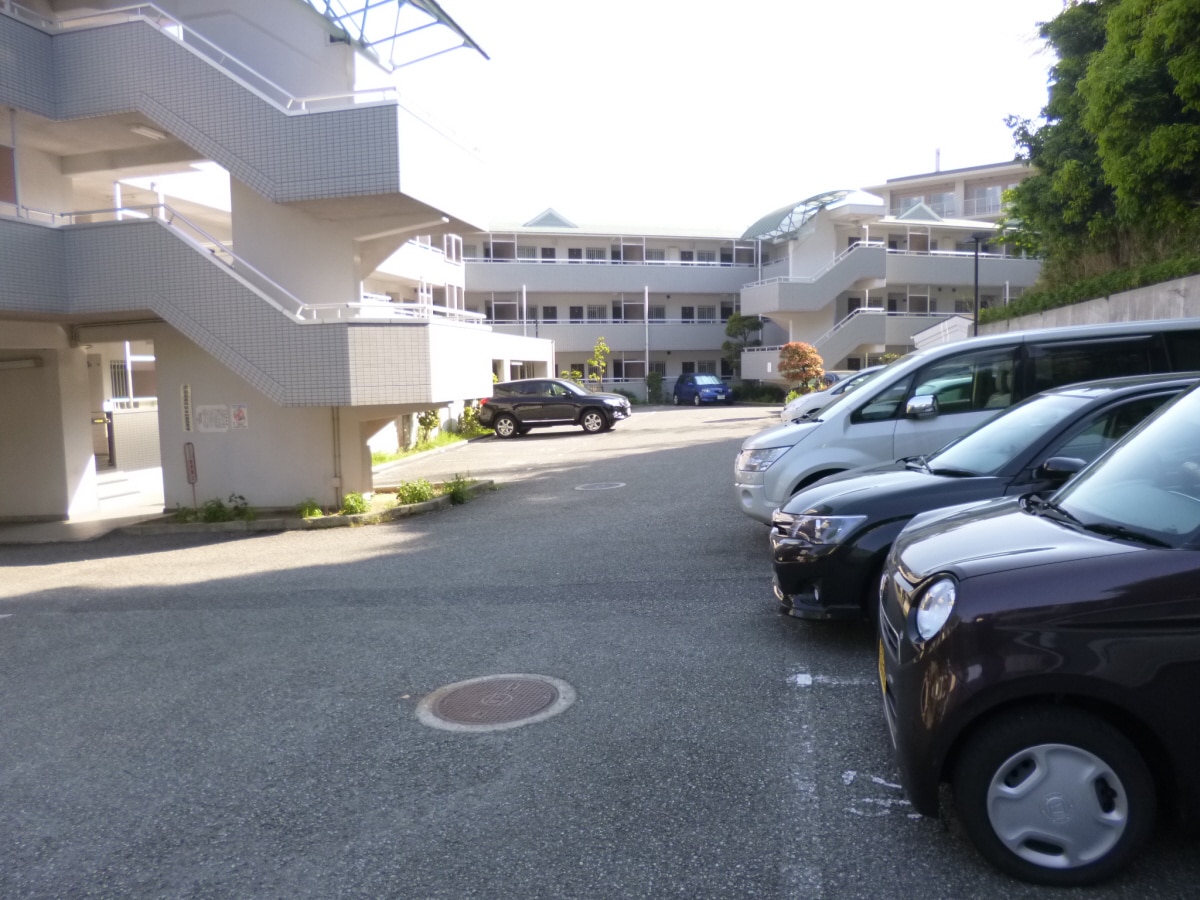 敷地内駐車場完備 高倉山ハイツ