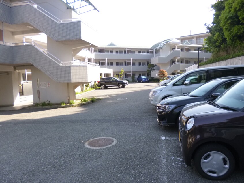 敷地内駐車場完備 高倉山ハイツ