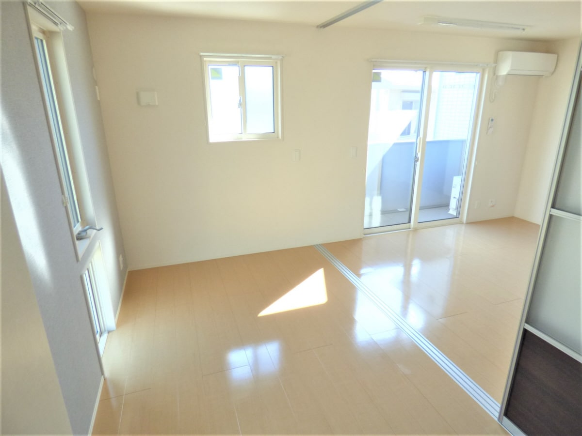 ２面採光の明るい洋室 キャム月見山Ⅱ