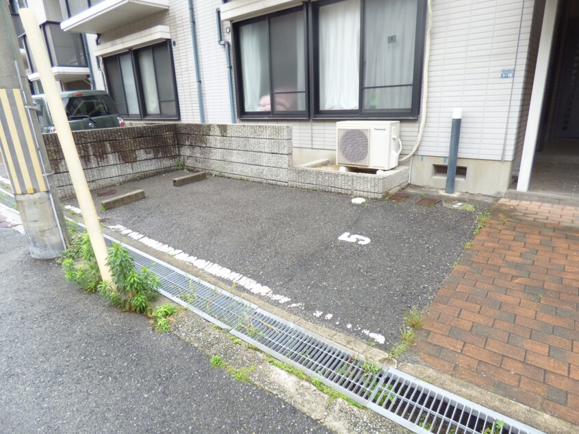 敷地内駐車場完備 須磨天神ハイツ