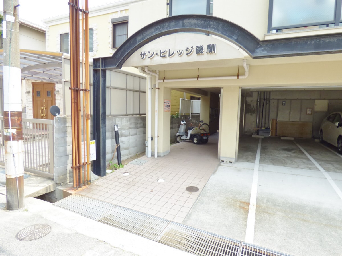 キレイなエントランス サンビレッジ磯馴