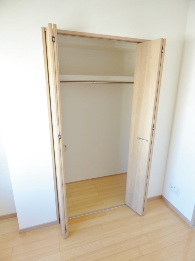 両開きで使いやすいクローゼットは沢山収納できます 三國ビル