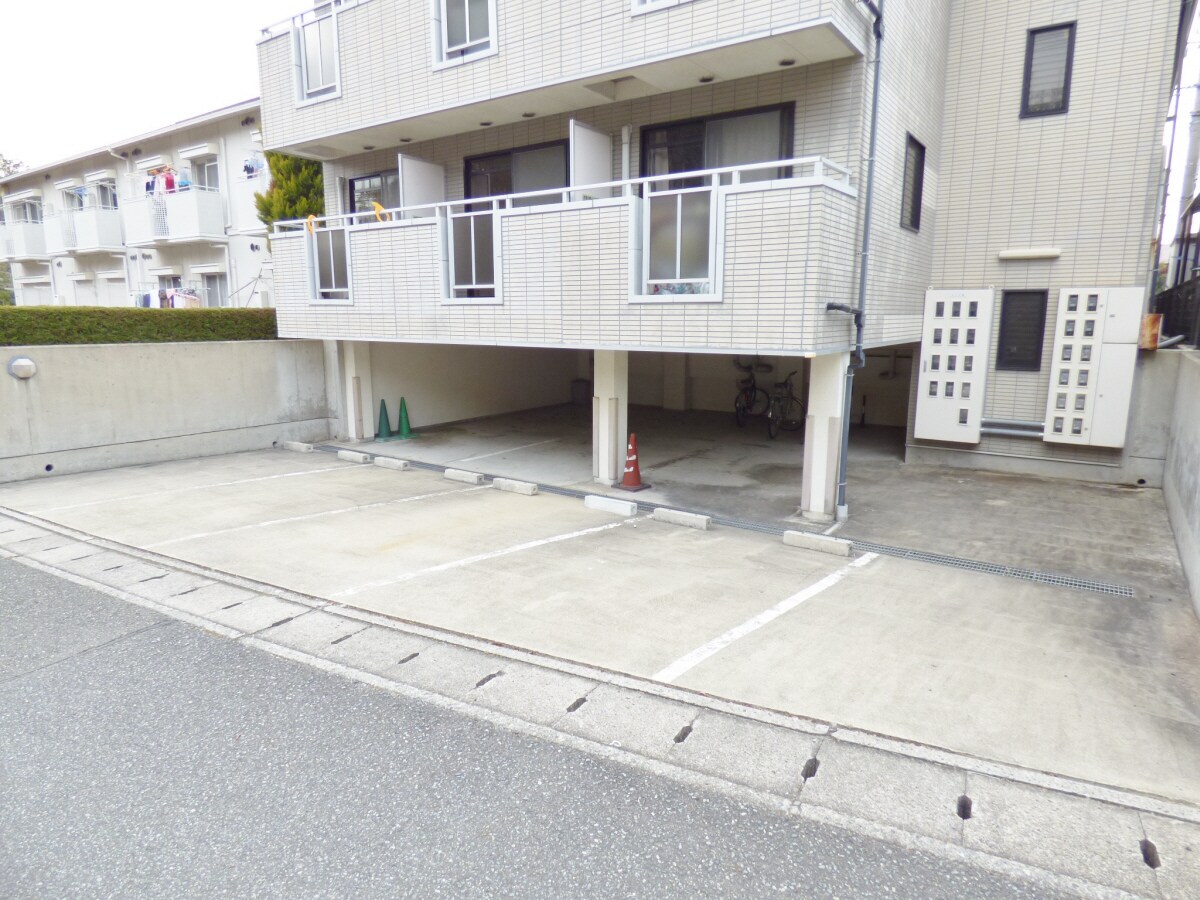 敷地内駐車場完備 ＡＭＥＮＩＴＹ須磨