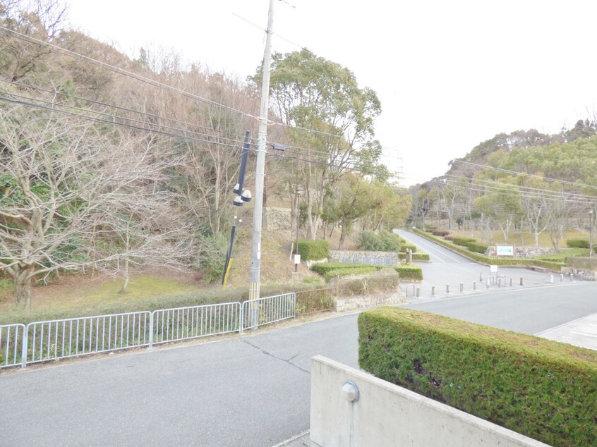目の前に大きな公園があります ＡＭＥＮＩＴＹ須磨