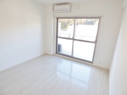 広々とした明るい洋室