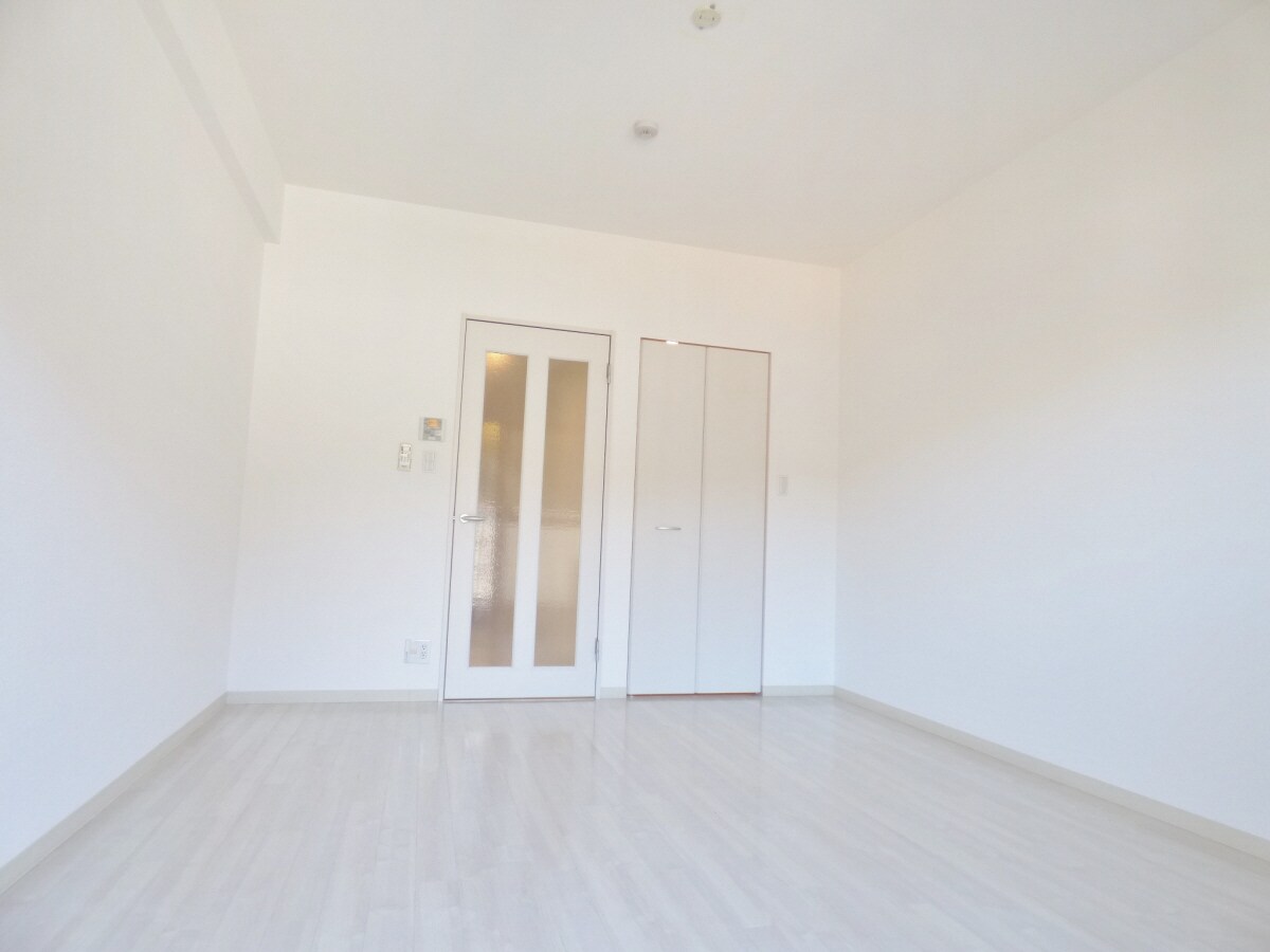 白を基調とした洋室 ツルトスコⅡ番館