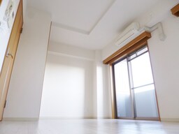 南向きの明るい洋室