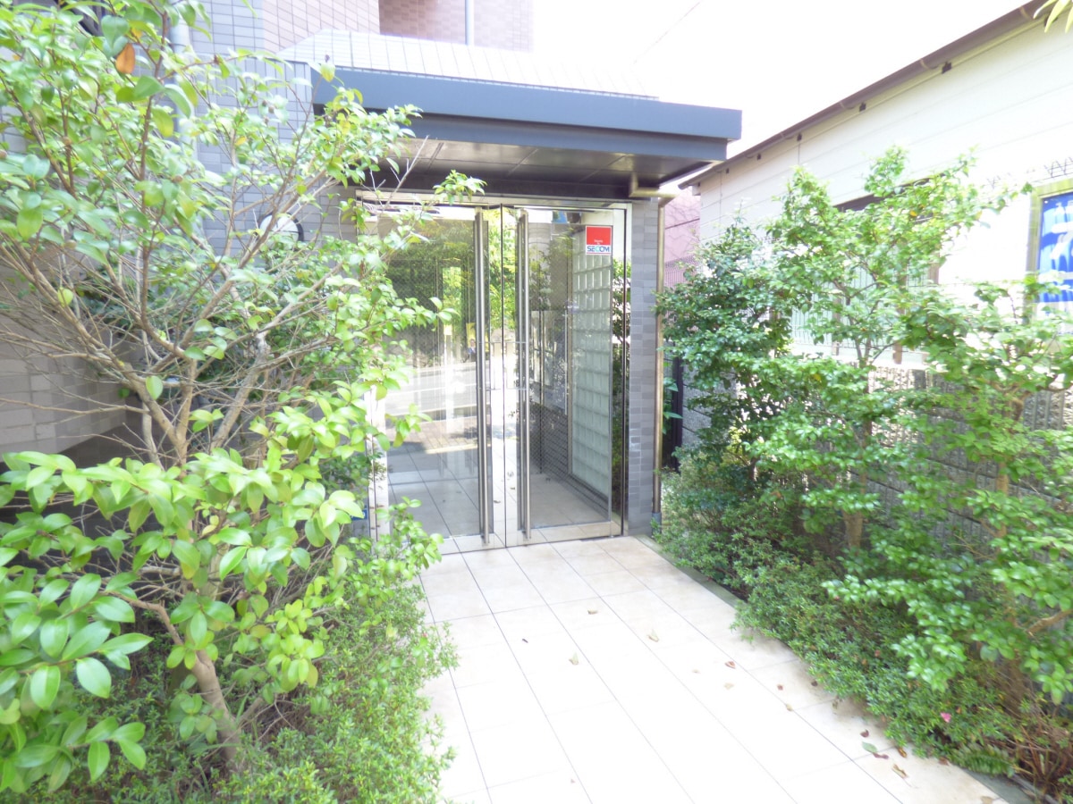 キレイなエントランス メゾン・ド・ヴィレ須磨潮見坂