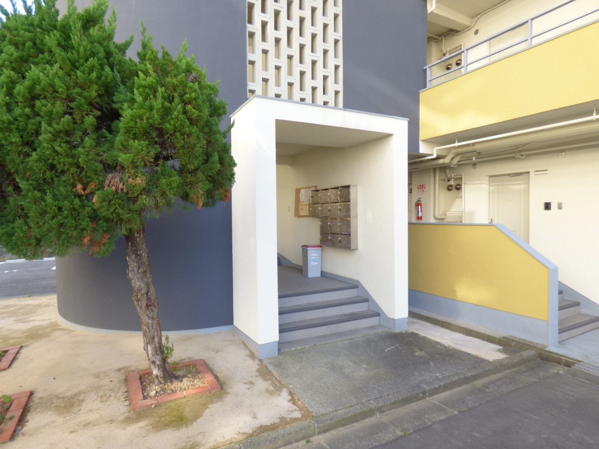 レトロなエントランス アロハ名谷