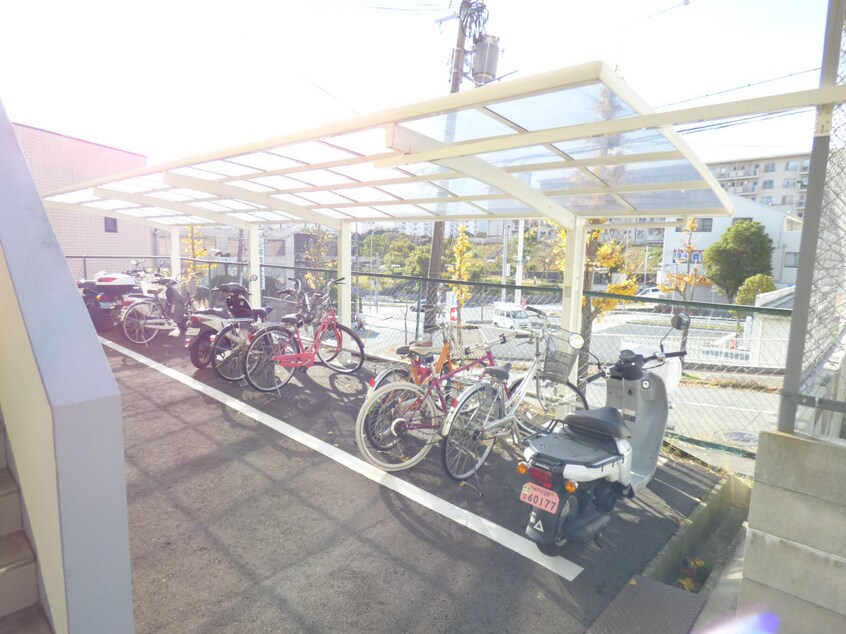 駐輪場 アロハ名谷