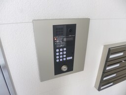 女性のひとり暮らしも安心のオートロック完備