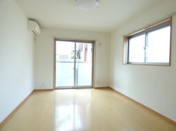 ２面採光の明るい洋室