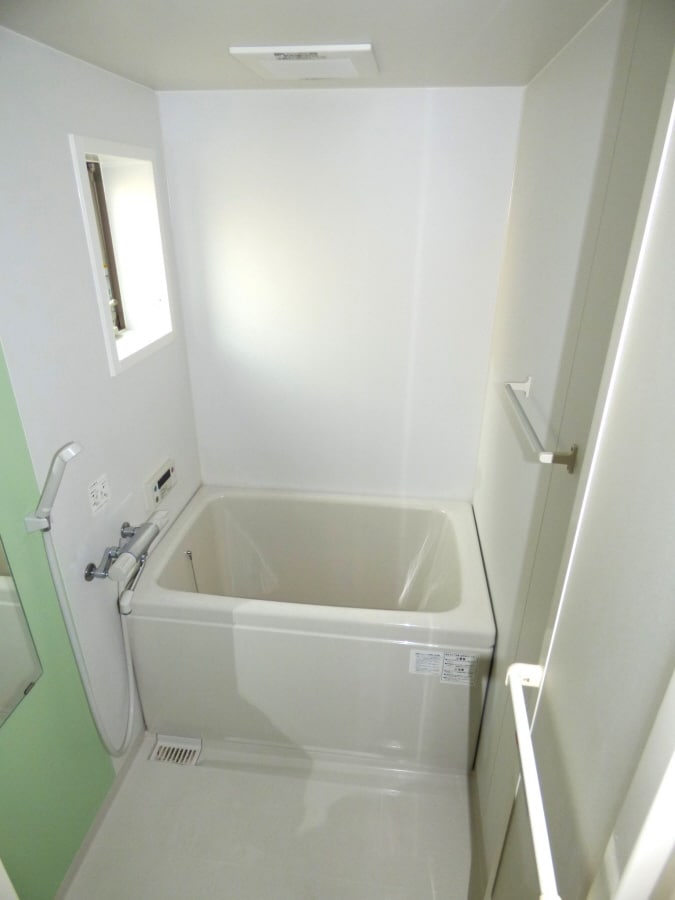 窓付で換気のよい浴室 ワコーレヴィアーノ須磨関守